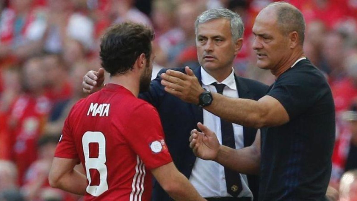 El jugador del Manchester United, Juan Mata, es sustituido en la final de la Community Shield.