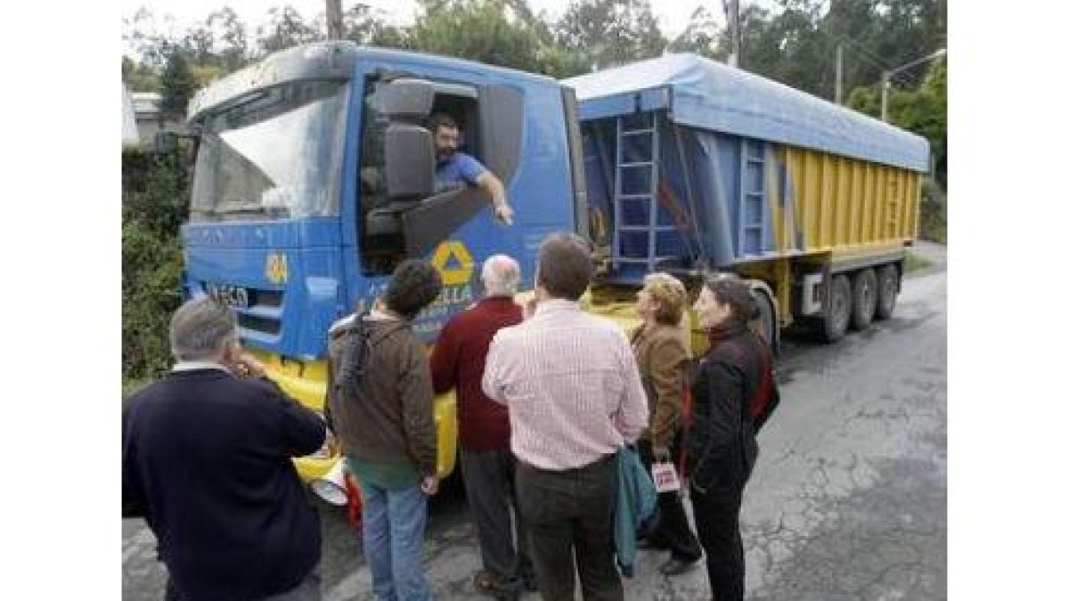 Vecinos increpando a camioneros en el 2008.