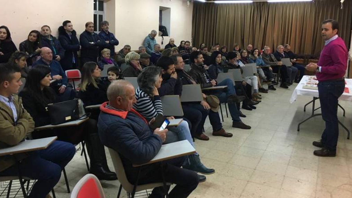 El secretario provincial del PSOE, Tino Rodríguez, ensalzó la figura de sus tres compañeros. DL