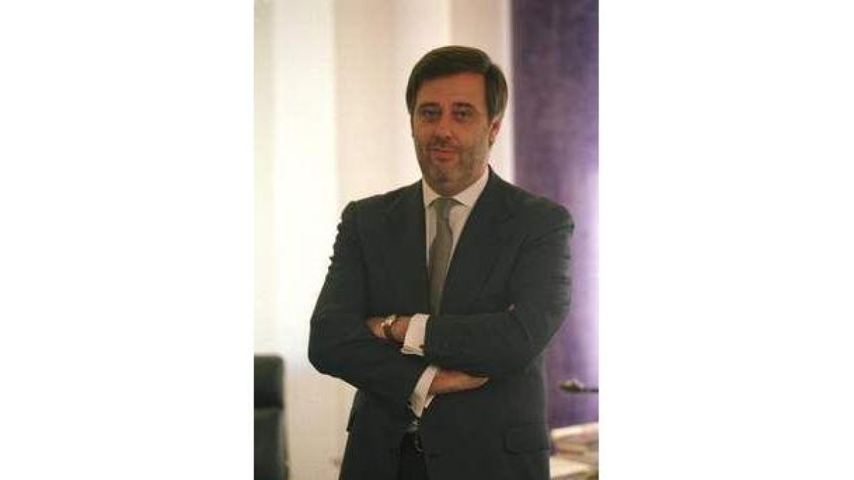 Antonio Vázquez Cardeñosa en su despacho del Diario de León en 1999.