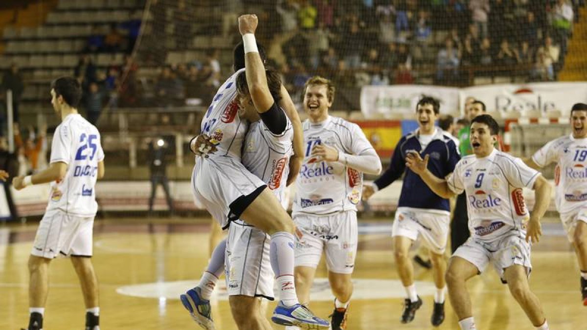 Los jugadores ademarista celebran la victoria que les da el pase a la fase de la Copa EHF.