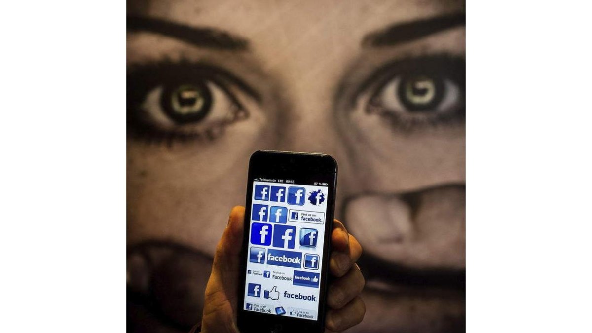 El acoso en las redes sociales aumenta. HANNIBAL HANSCHKE