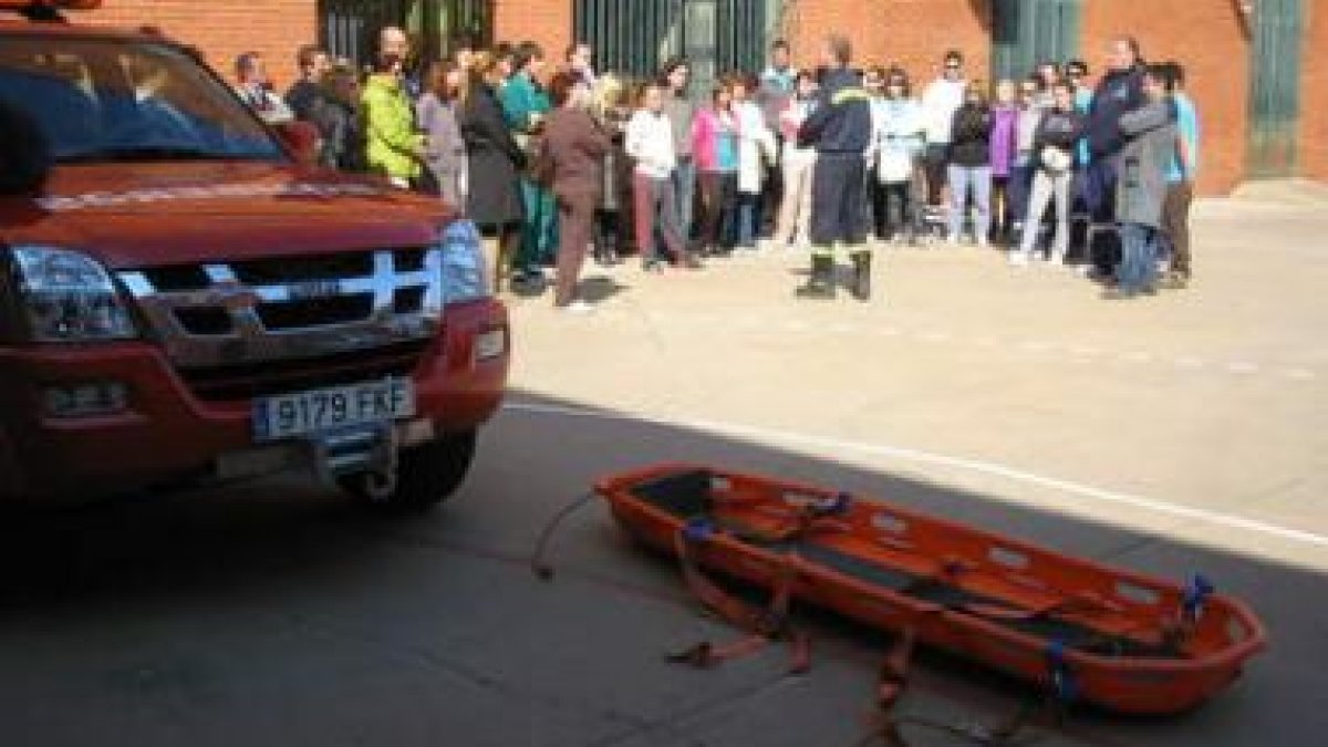 Un momento de la clase práctica de los bomberos en el Giner de los Ríos.