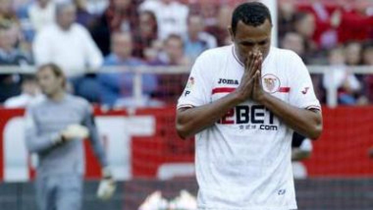 Luis Fabiano se lamenta tras fallar una ocasión de gol durante el partido contra el Málaga.