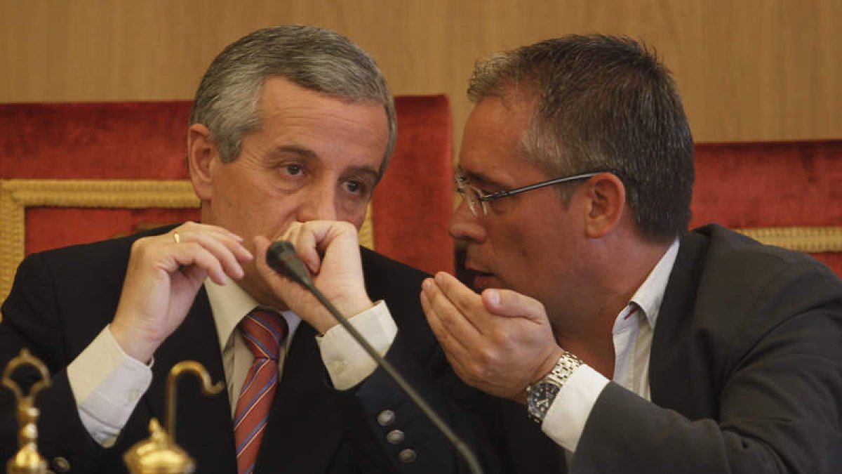 Emilio Gutiérrez y José María López Benito, durante la celebración del Pleno de ayer.