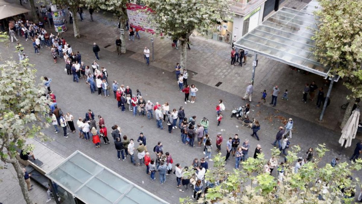 Vista aérea de parte de las colas de la escuela Pia Santa Anna de Mataró, este 1 de octubre.