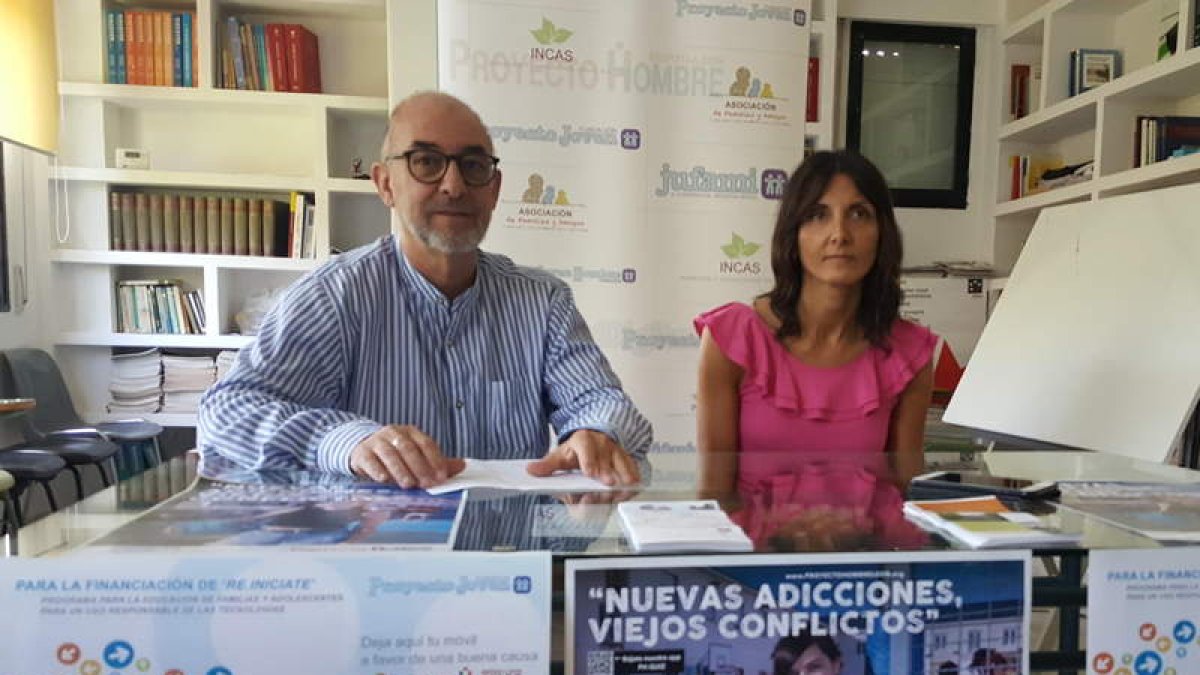 El director de Proyecto Hombre, Jorge Peña, y la subdirectora médica de Asistencia Sanitaria, Isabel González. DL