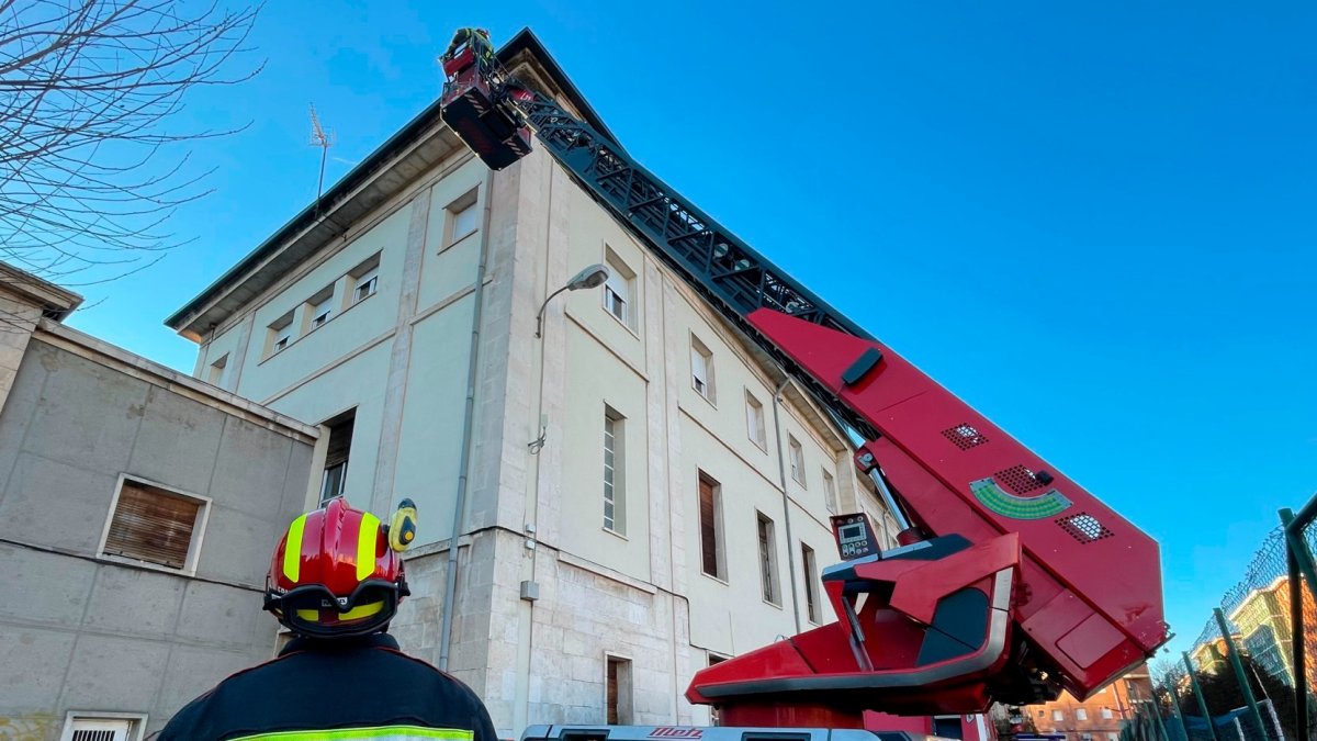 Actuación de los bomberos de León en el CHF. DL