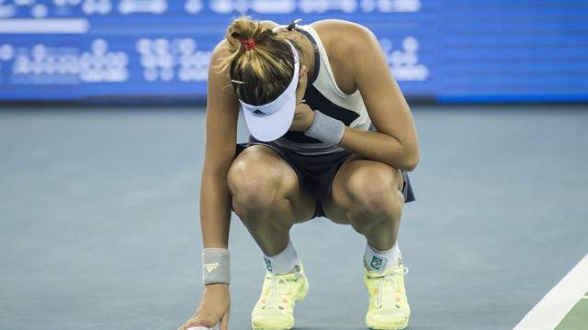 Garbiñe Muguruza, abatida segundos antes de abandonar la pista de Wuhan por molestias.