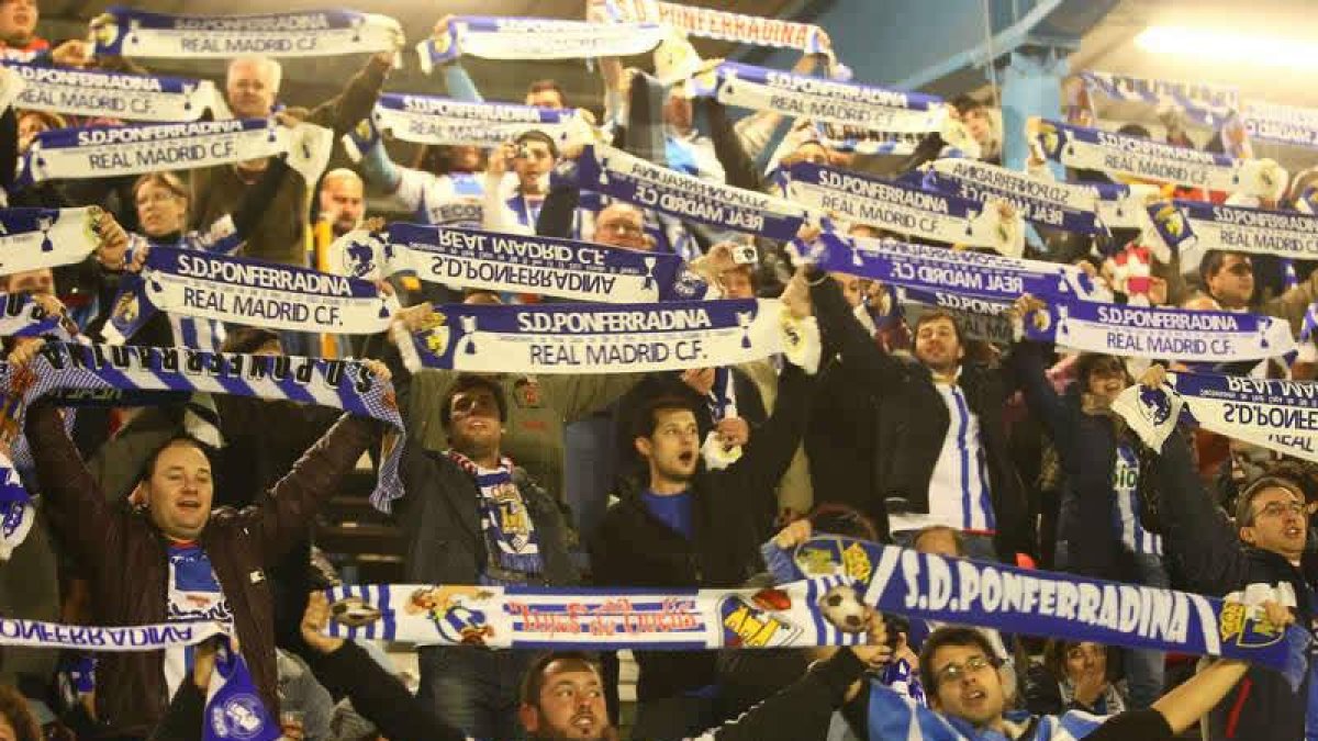 La afición llegó de más allá de la capital del Bierzo. En la foto, la grada se emplea a fondo en defensa de sus colores.