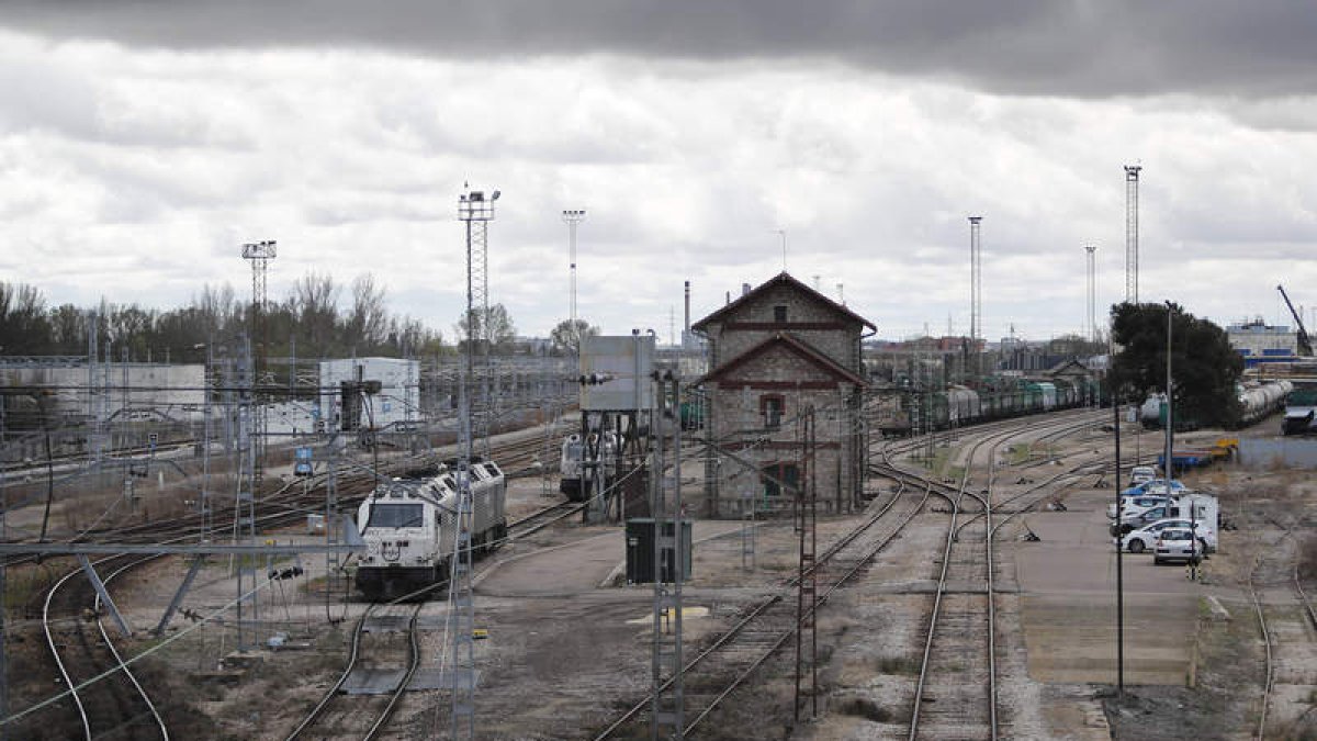 Periferia en la conexión ferroviaria de la capital leonesa. JESÚS F. SALVADORES