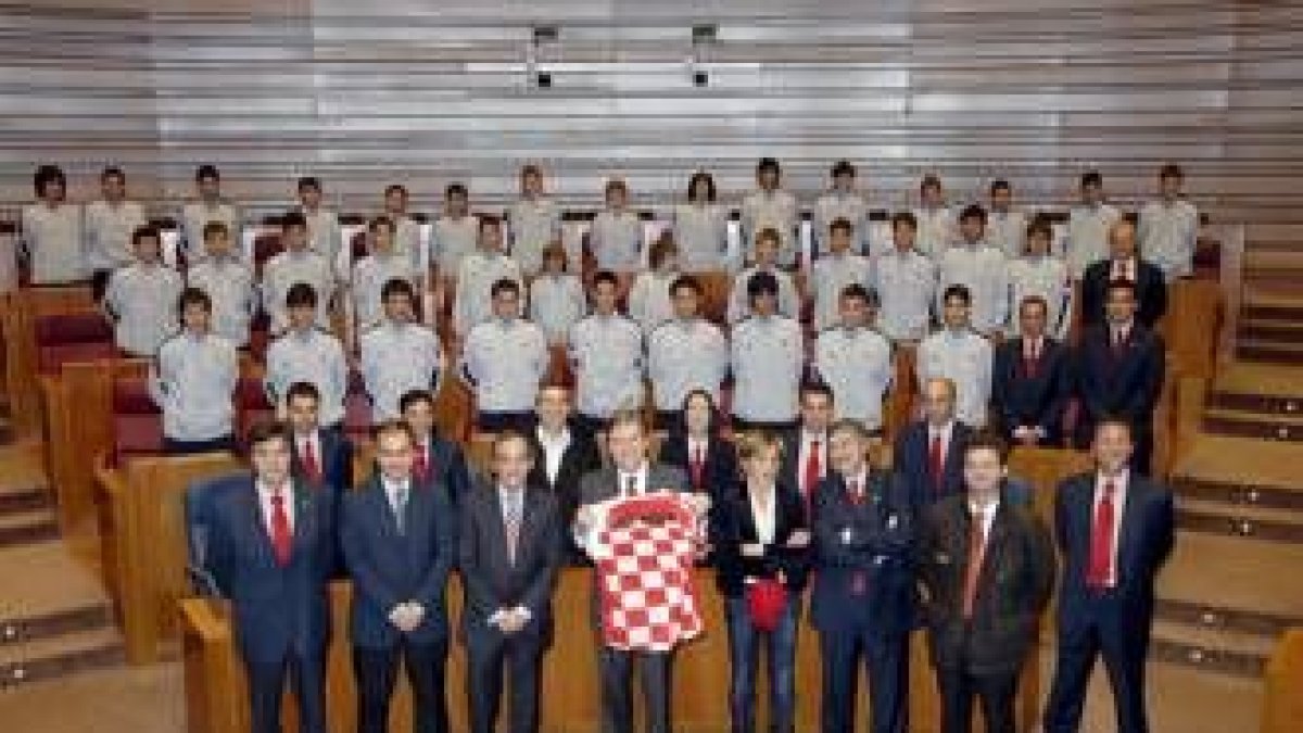 Los jóvenes futbolistas y los políticos posaron juntos en el hemiciclo