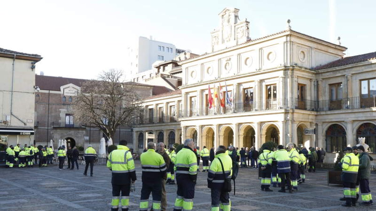 Los trabajadores de limpieza estuvieron en el Pleno. MARCIANO PÉREZ