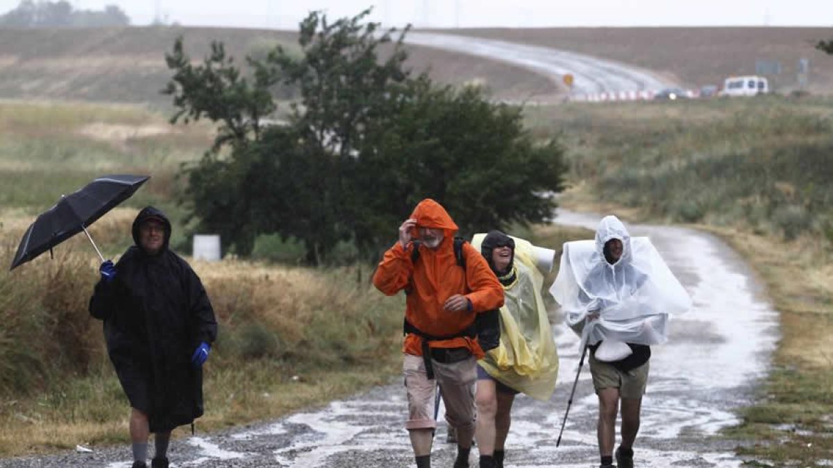 Peregrinos caminando bajo la lluvia en una imagen de archivo.