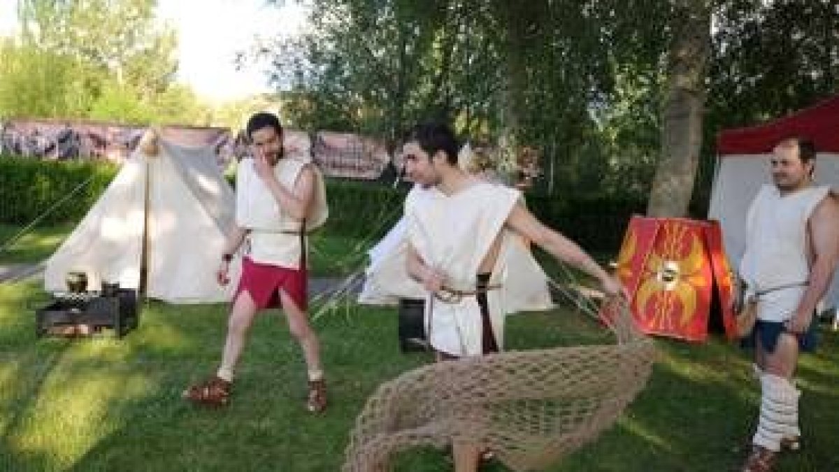 Un grupo de gladiadores se prepara para la lucha