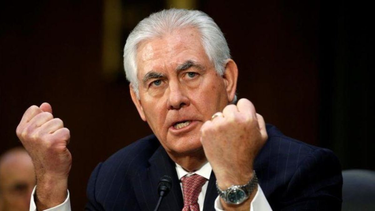 Rex Tillerson durante el proceso de verificación de su cargo por el comité parlamentario.