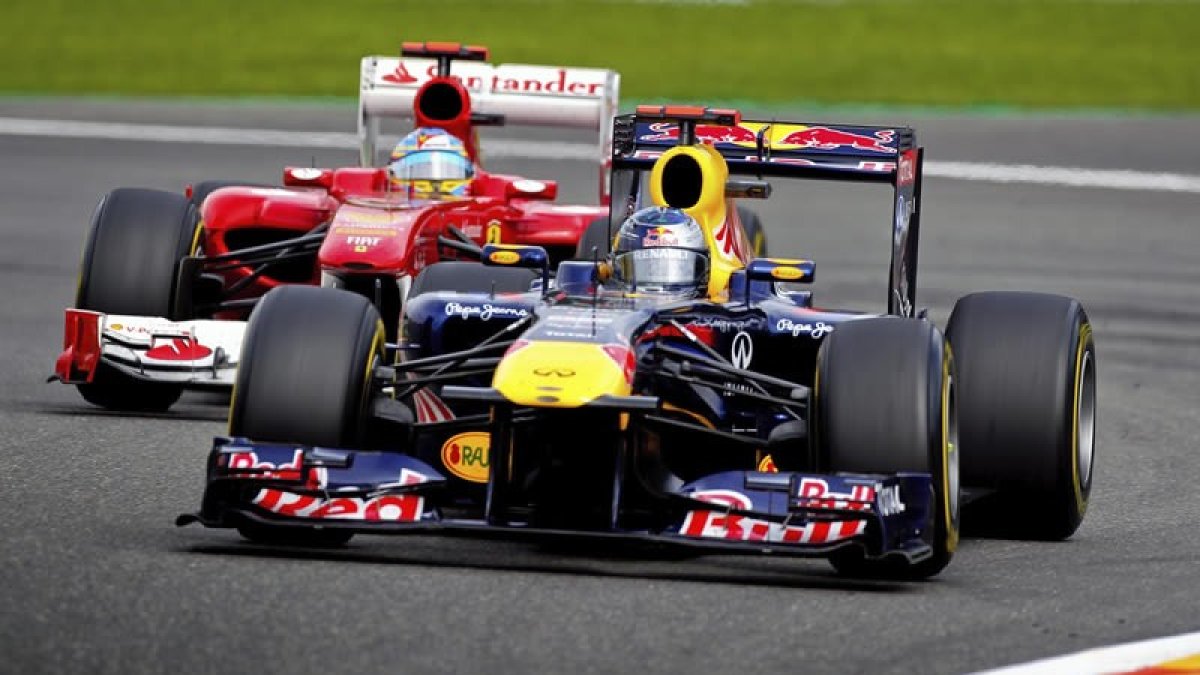 Fernando Alonso rueda por detrás de Sebastián Vettel, en un momento de la carrera.