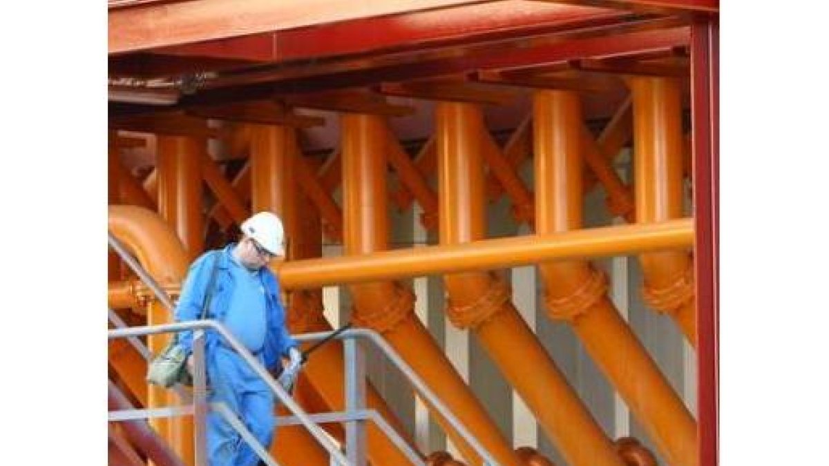Un trabajador en las instalaciones de Compostilla II.