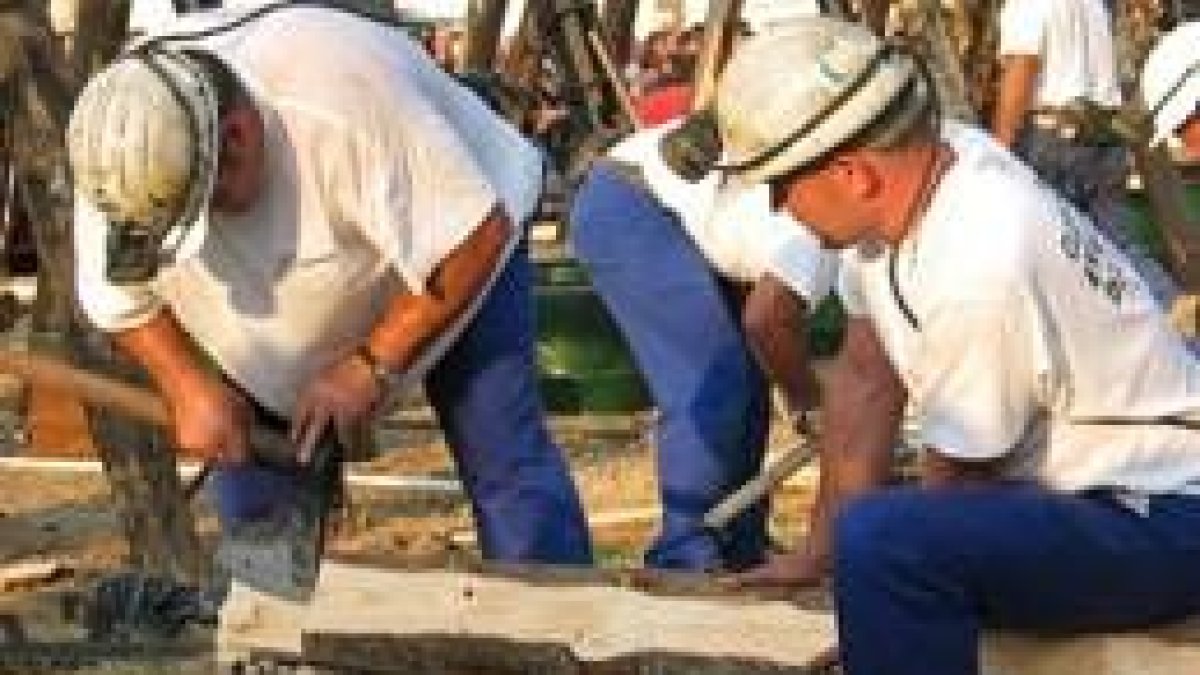 Los entibadores deben limar y adaptar la madera para su colocación como si de un puzzle se tratara