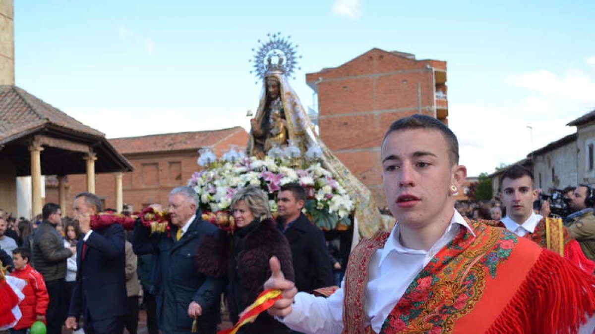 A la izquierda, imagen de archivo de la procesión del Voto de Laguna de Negrillos; a la derecha, el cantante José Manuel Soto que dará un concierto mañana. MEDINA/DL