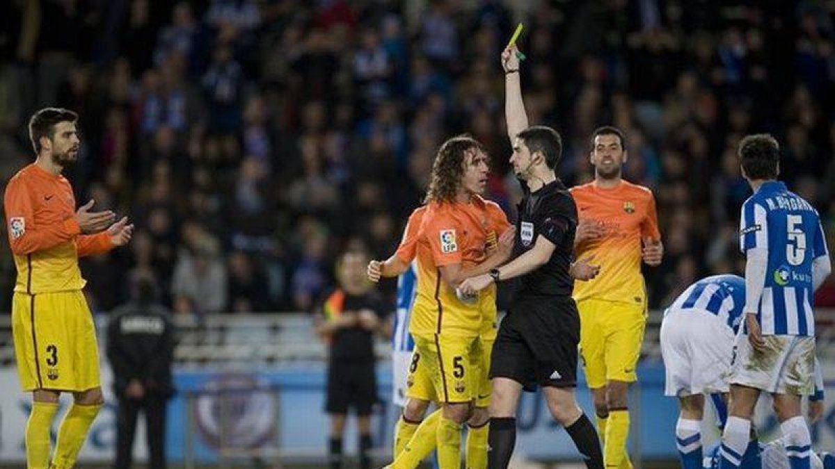 Undiano Mallenco amonesta a Piqué.