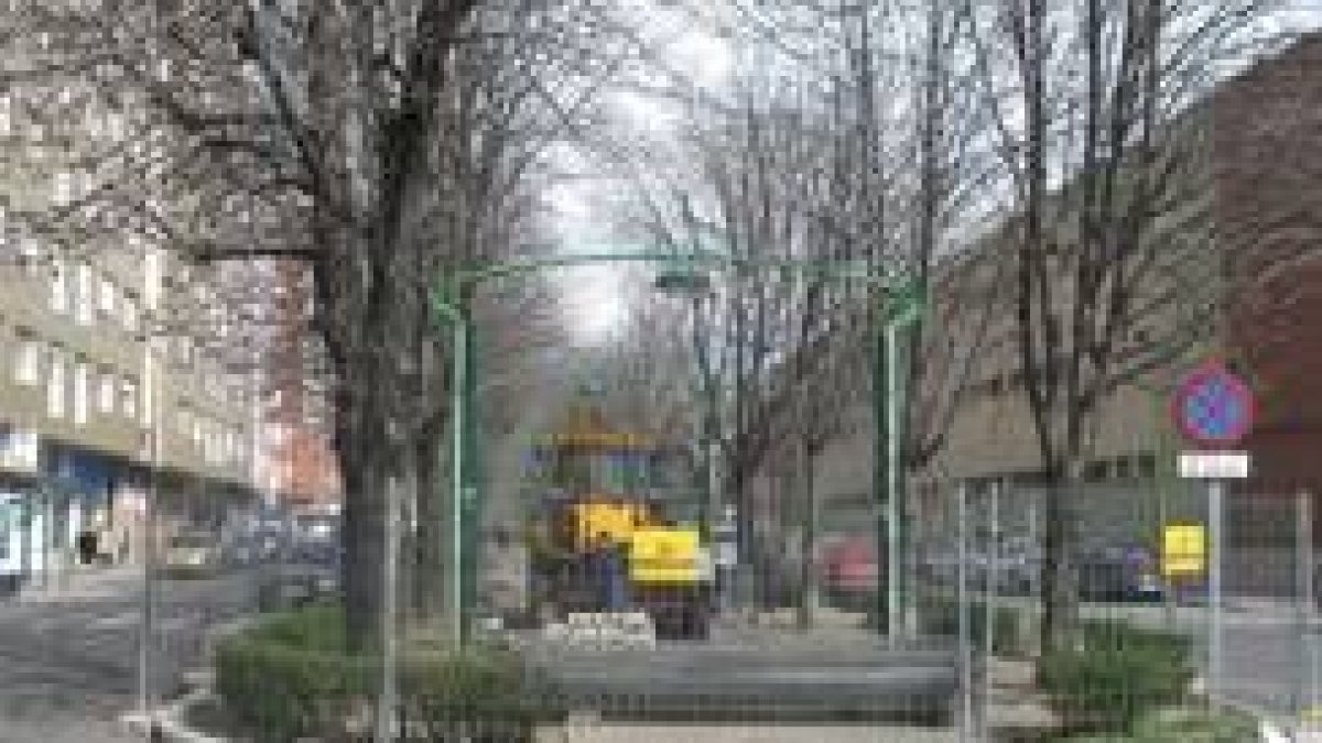 La reforma del bulevar de José Aguado, inserta en el plan municipal, ya ha comenzado