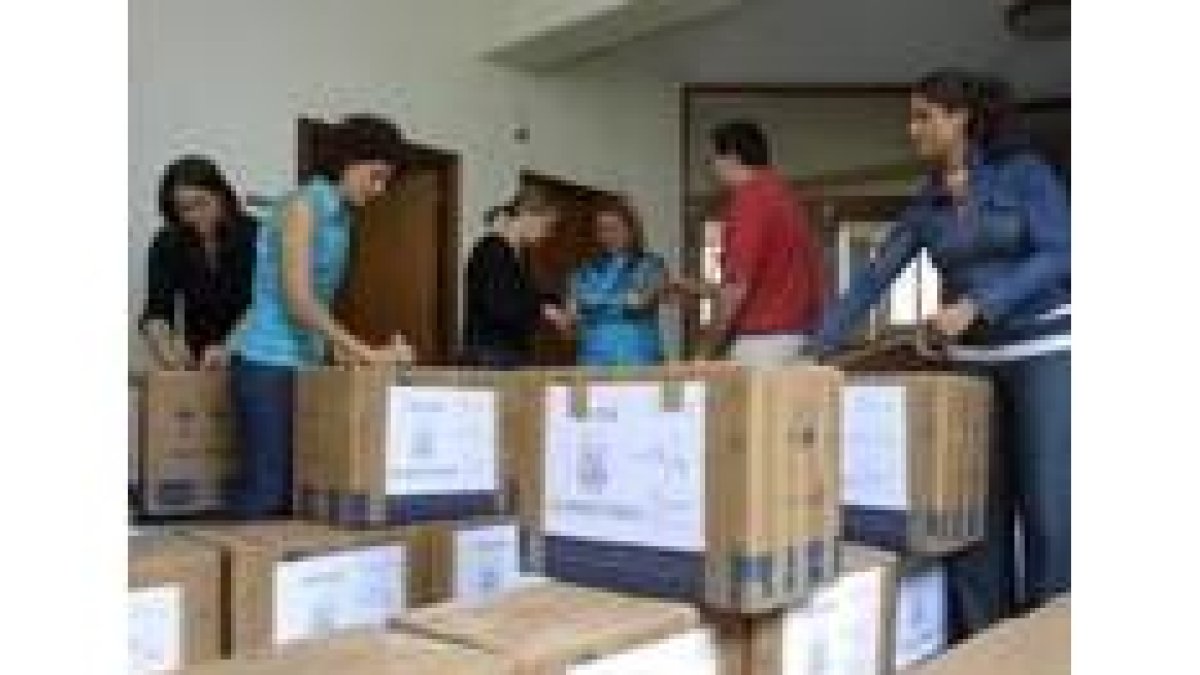 Los promotores del envío, ayer preparando el cargamento en el colegio