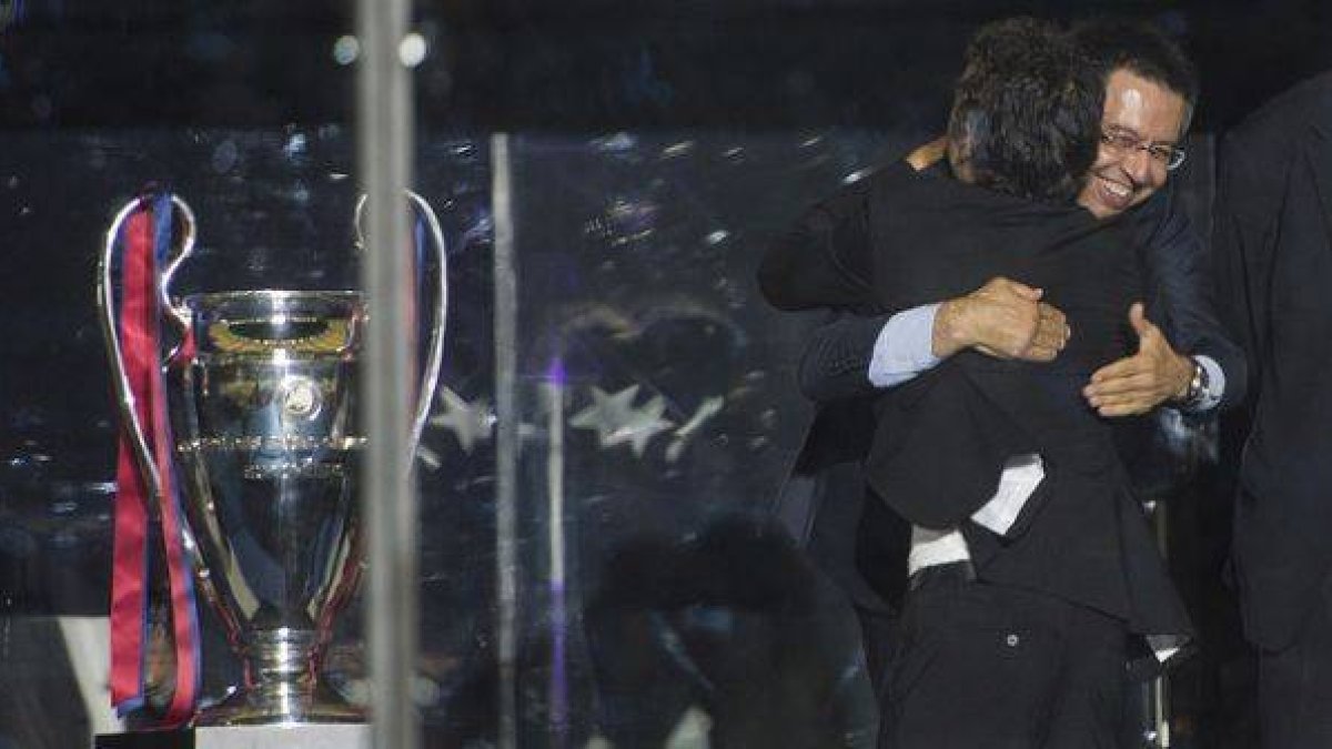 Josep Maria Bartomeu felicita a Luis Enriquer tras ganar la Champions en Berlín.