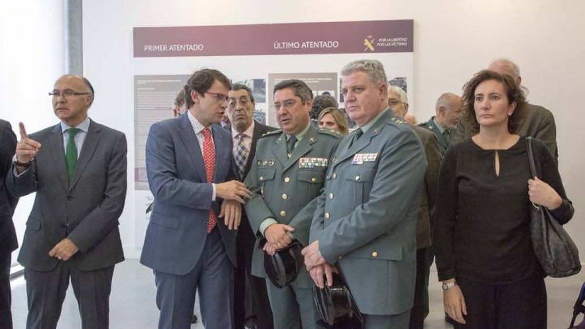 Imagen de archivo en la que se ve a Mañueco (i) en la exposición 'Guardia Civil contra el terrorismo'. DL