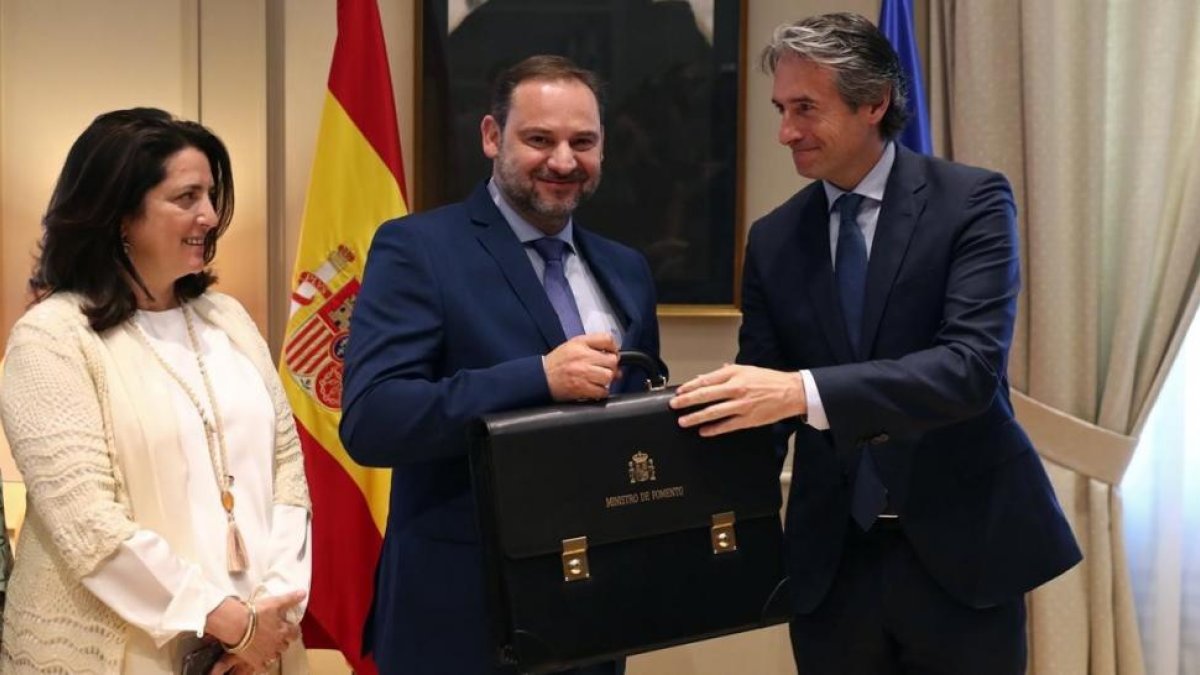 José Luis Ábalos recibe la cartera de Fomento de su antecesor, Íñigo de la Serna.