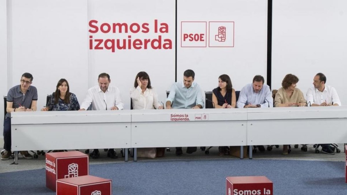 Reunión de la ejecutiva del PSOE este lunes, con Núria Parlon (segunda por la izquierda) y Óscar Puente (tercero por la derecha).