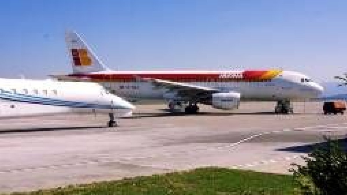 Un avión de Iberia estacionado en uno de los aeropuertos españoles