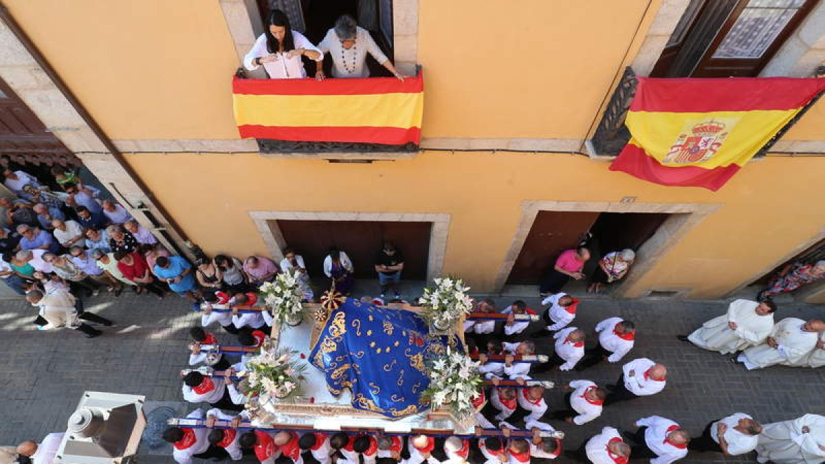 La imagen de la virgen de la Encina, durante la procesión de ayer, a la altura de la calle del Paraisín de Ponferrada. L. DE LA MATA