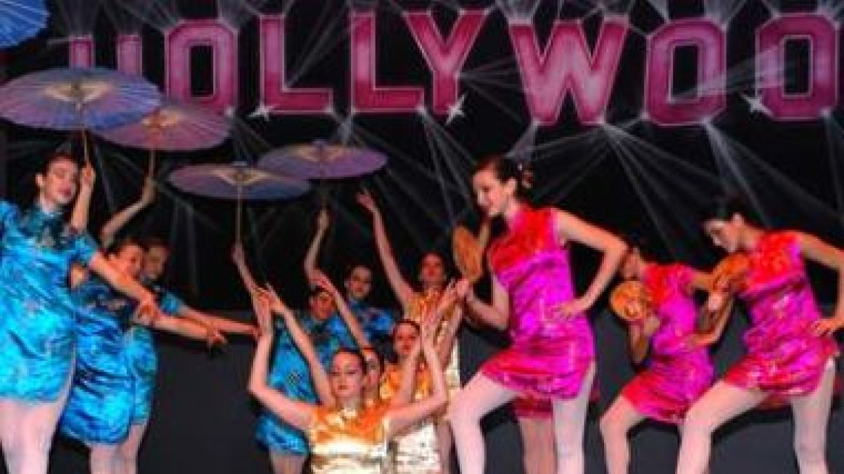Parte de las alumnas de la Escuela Municipal de Música, Danza y Artes Escénicas.