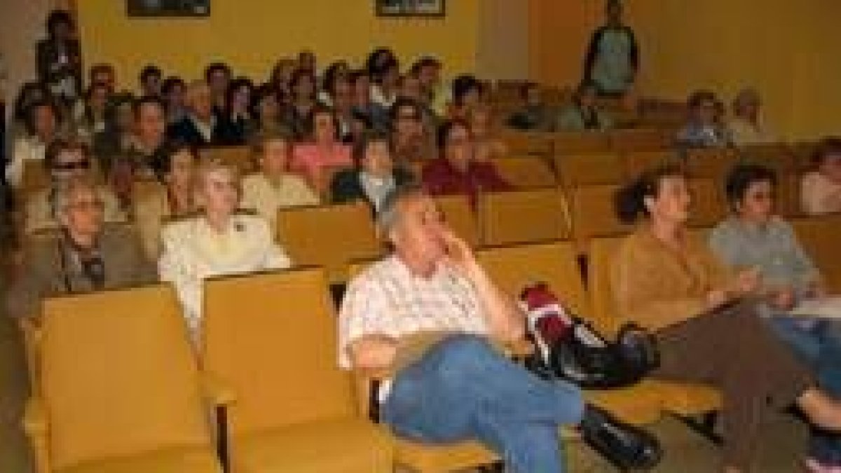Los asistentes a una de las catas atienden la explicación de los expertos