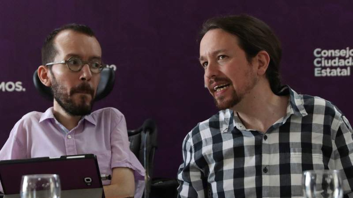 Pablo Iglesias junto a Echenique. J. J. GUILLÉN