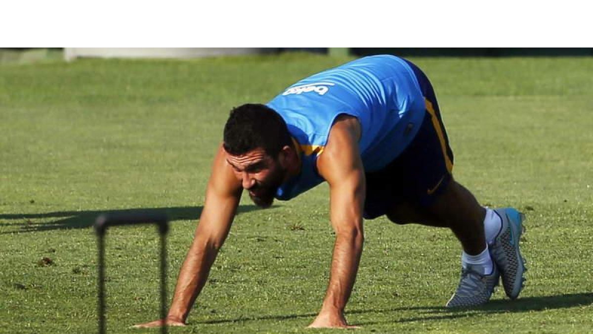 Arda Turan, en el primer entrenamiento del Barça