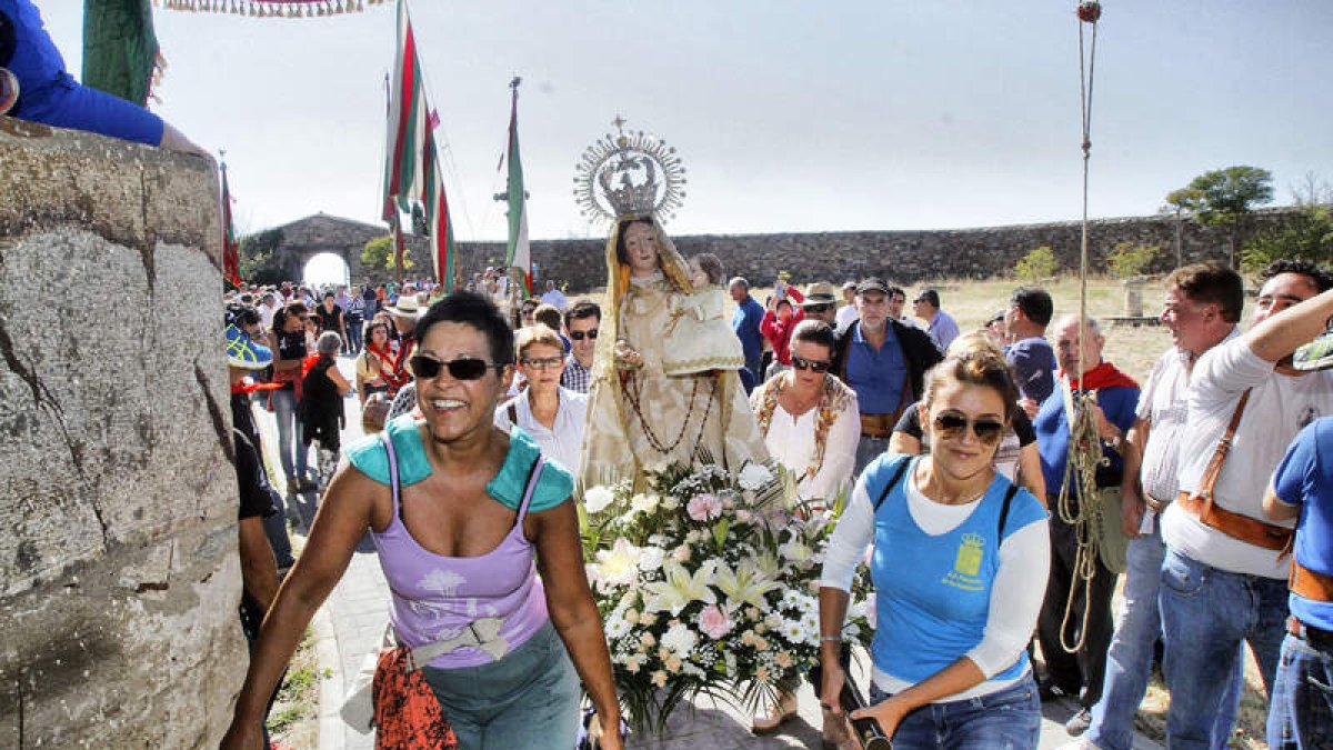 Las tallas de las vírgenes llegan al templo portadas por las mujeres de los pueblos de la comarca.