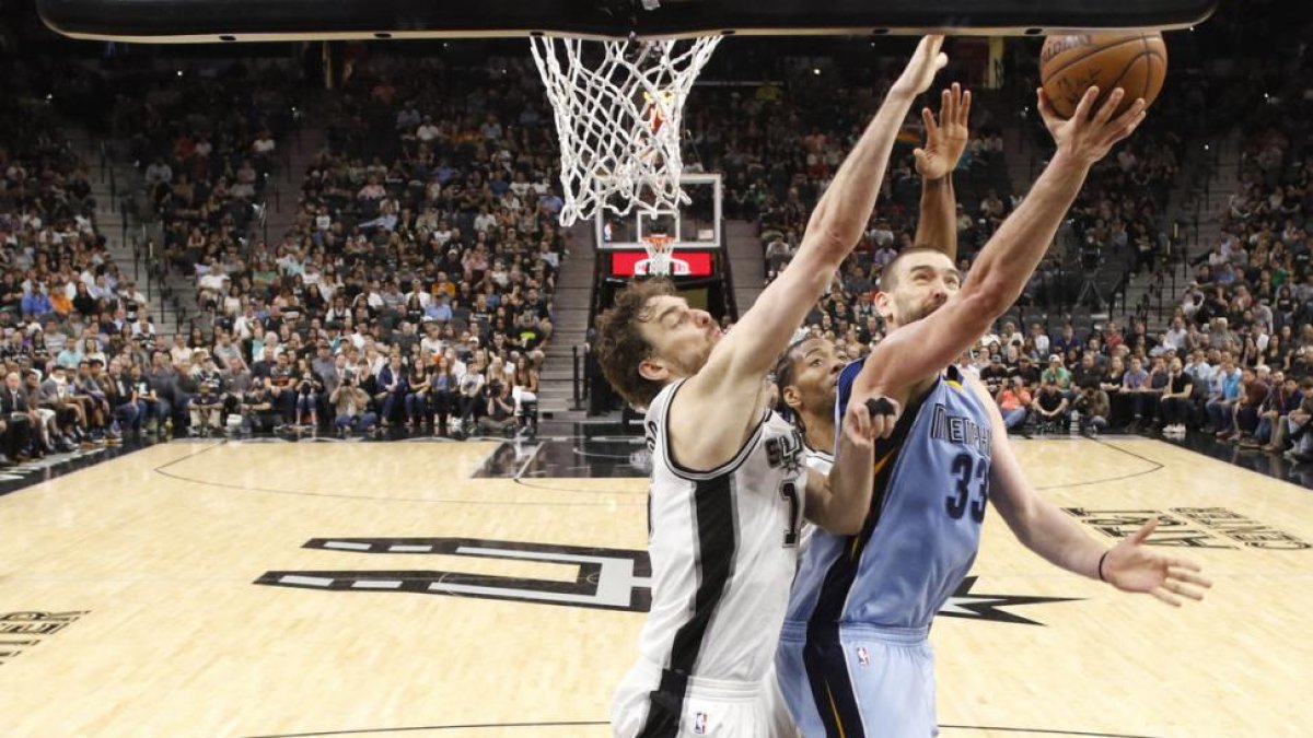 Los hermanos Gasol, en pleno duelo.