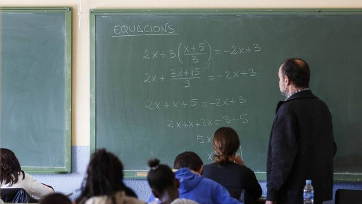 Clase de matemáticas en un aula de ESO del instituto Celestí Bellera, en Granollers.