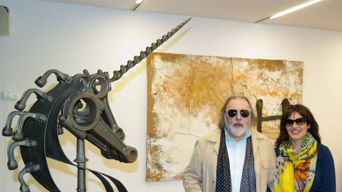 Juan Carlos Uriarte, uno de los artistas participantes en la exposición, junto con Sara Colinas, directora de Recuore