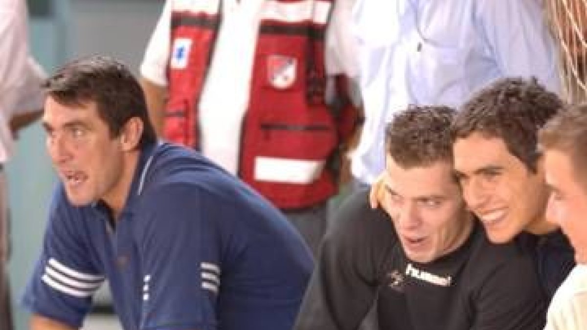 Mateo Garralda vivió intensamente desde el banquillo el partido de ayer