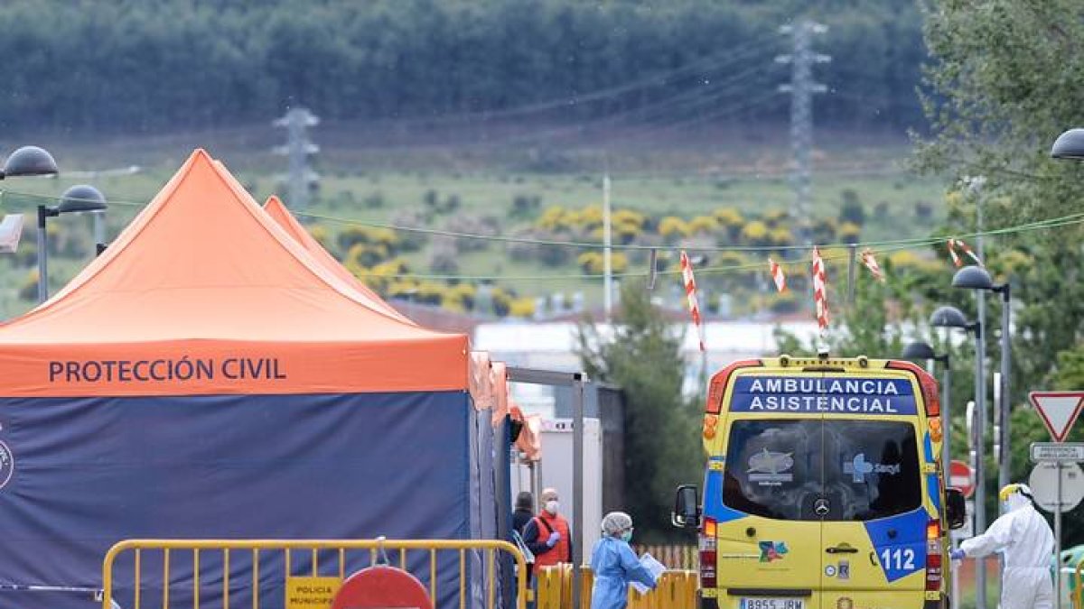 na ambulancia llega a la entrada de las urgencias del Hospital Rio Hortega de Valladolid. NACHO GALLEGO