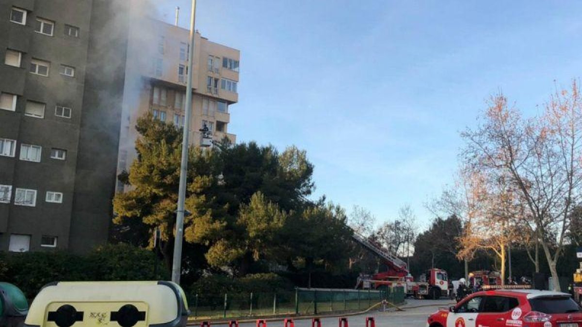 Efectivos de emergencias ante el edificio de la avenida de Xile de Les Corts donde se ha producido el incendio.