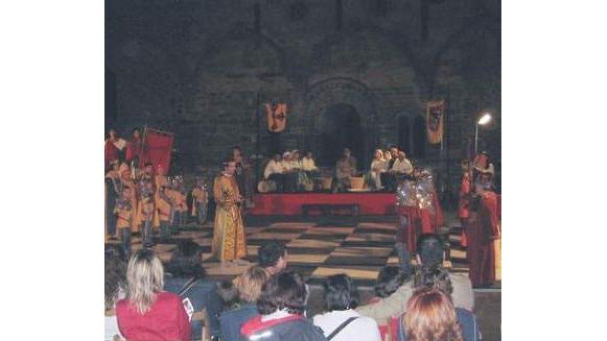 Asistentes al Medieval 2009 disfrutando del ajedrez viviente.