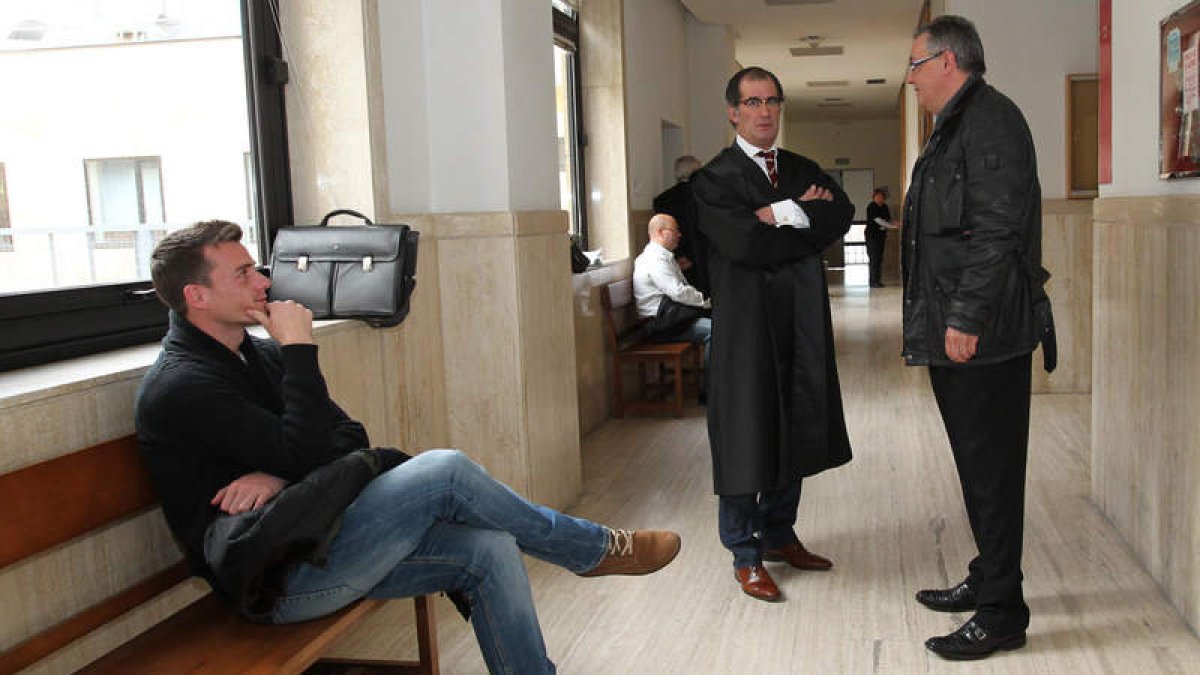 El jugador Santi Santos, el abogado José Prida y el representante de la Cultural Javier Barrioluengo.