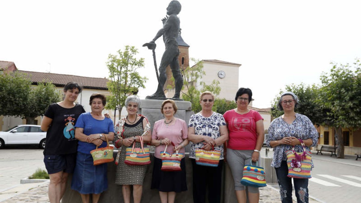 Casi todas las integrantes del Viernes Tejedor de Fresno de la Vega, en la plaza del pueblo. MARCIANO PÉREZ
