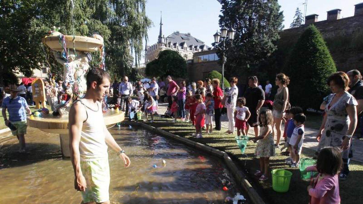 El estanque central del Cid se ha convertido en una zona de pesca para los pequeños.