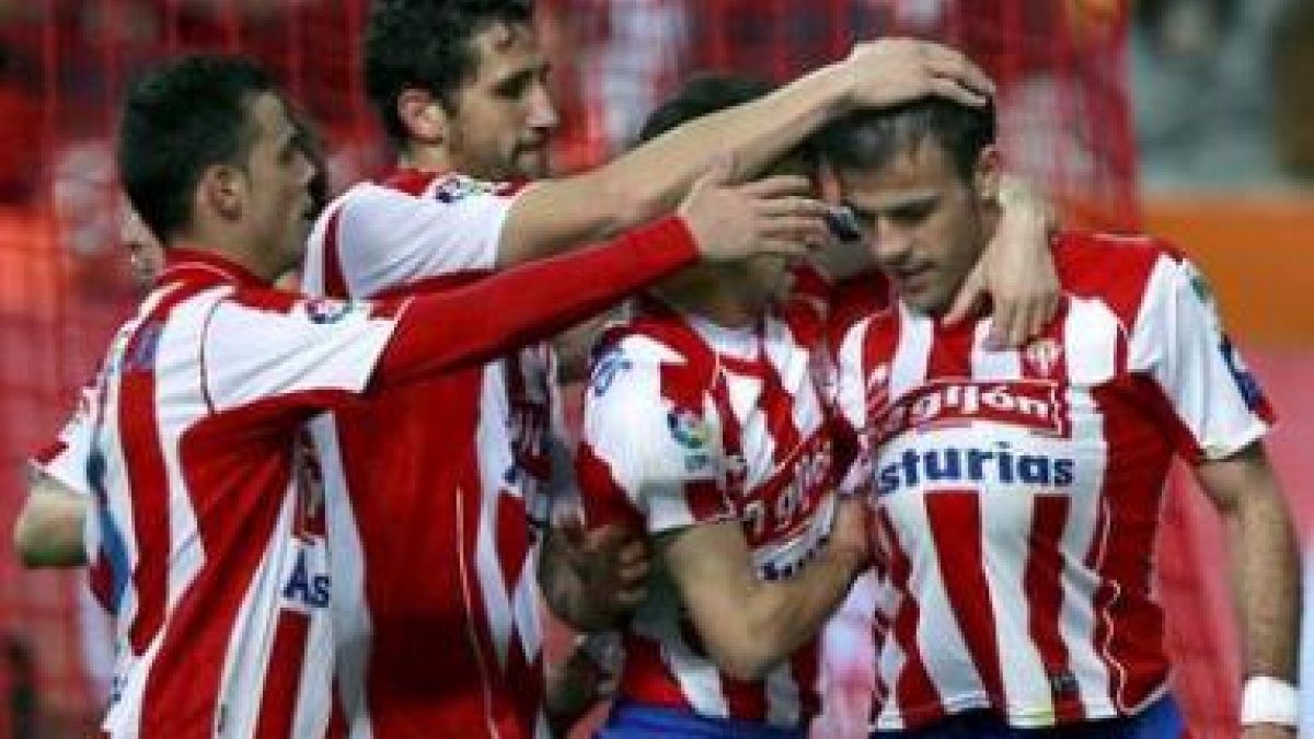 Bilic celebra con sus compañeros el primer gol asturiano.