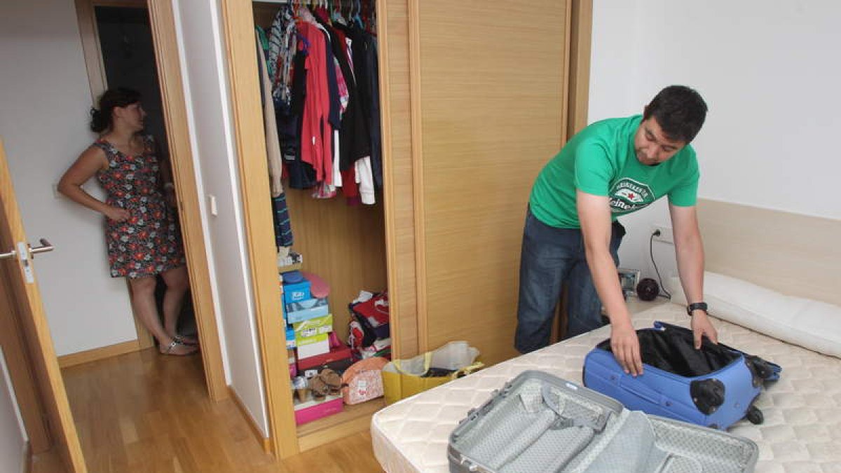Los últimos vecinos de la Torre de la Rosaleda recogen sus pertenencias.